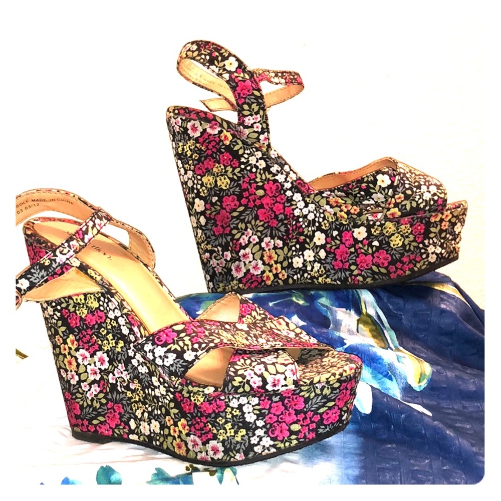 Size 7 Exhilaration Floral Print Wedges